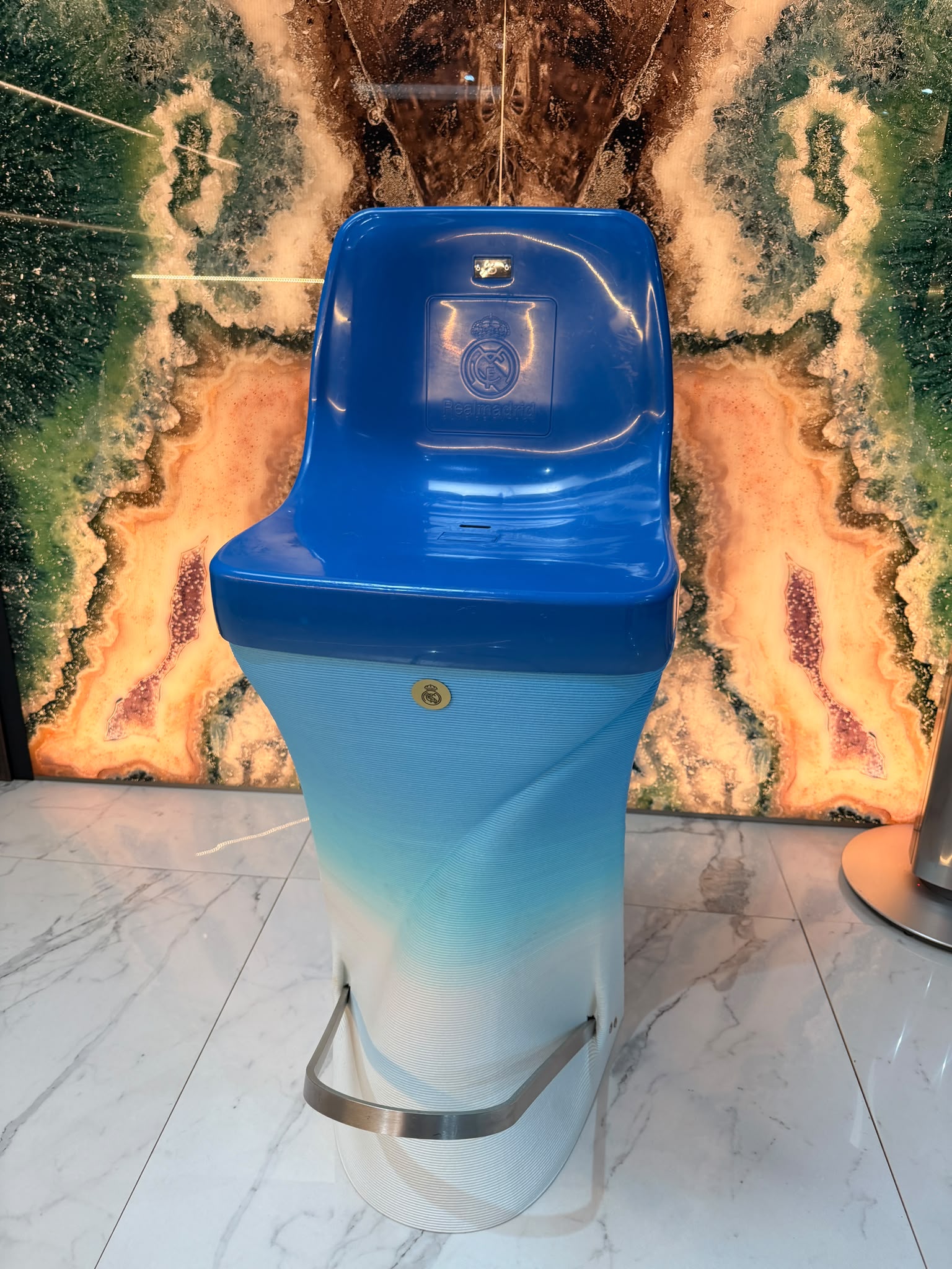 Roberto Carlos stool